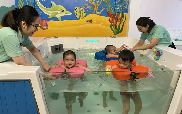 Bơi thủy liệu cho bé trường Tuổi Thần Tiên
